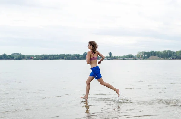 Fêmea correndo na água — Fotografia de Stock