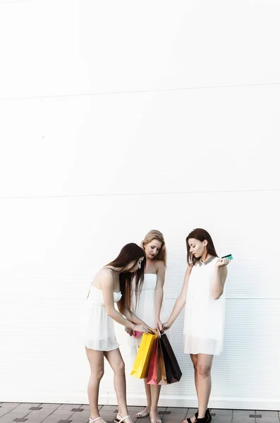 쇼핑백을 들고 있는 소녀들 — 스톡 사진