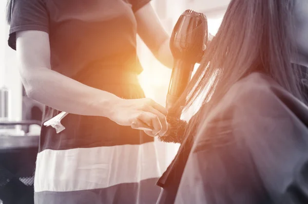 Peluquería peinado pelo largo con secador de pelo —  Fotos de Stock