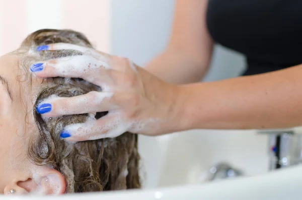 Peluquería lavado de cabello y masaje cabeza femenina . —  Fotos de Stock