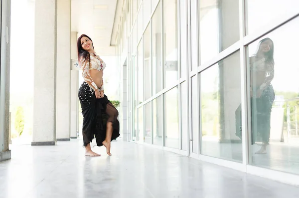 Арабські жінки, танці у великий коридор — стокове фото