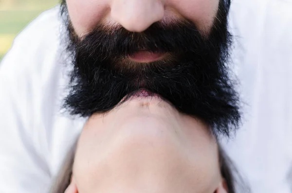 Przycięte portret śmieszne pary z człowiek wielki broda i wąsy — Zdjęcie stockowe