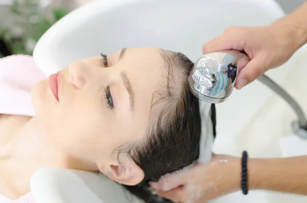 Парикмахер Промыть Женщине Волосы Голову Салоне Красоты Волос После Бальзама — стоковое фото