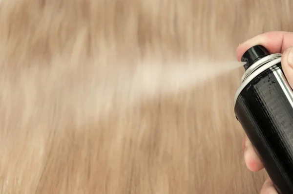 Belo Cabelo Loiro Toda Tela Mão Segura Spray Pulverização Para — Fotografia de Stock