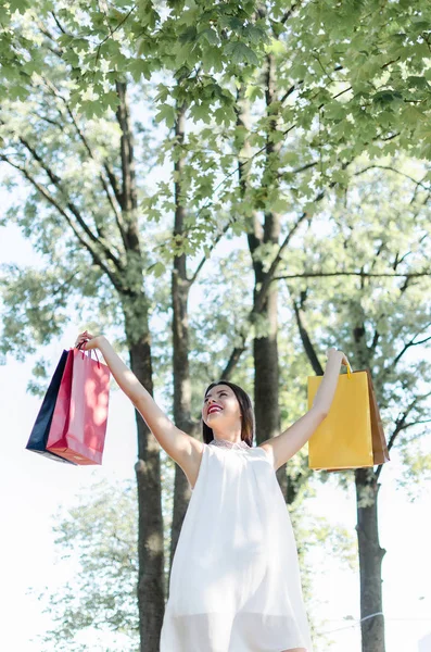 Chica morena con bolsas de compras — Foto de Stock