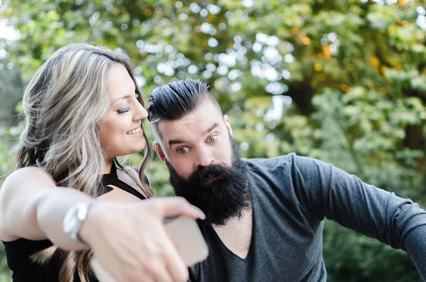 Moderna pareja atractiva haciendo selfie —  Fotos de Stock