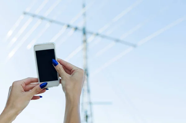 Frauenhände Die Ihr Mobiltelefon Draußen Halten Und Sich Mit Wifi — Stockfoto