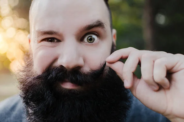 Обличчя милого чоловіка з довгою бородою і зеленим оком — стокове фото
