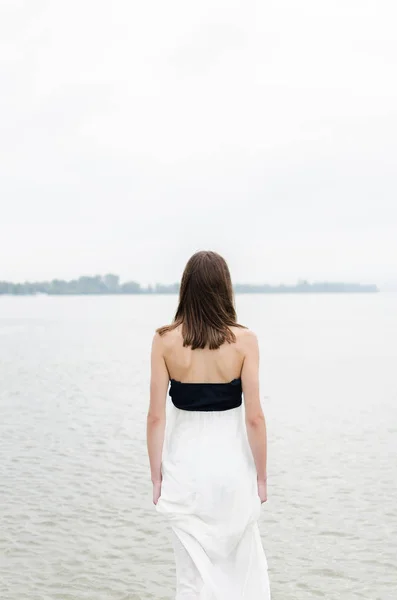 Nehrin üzerinde yürüyen üzüntü kadın — Stok fotoğraf