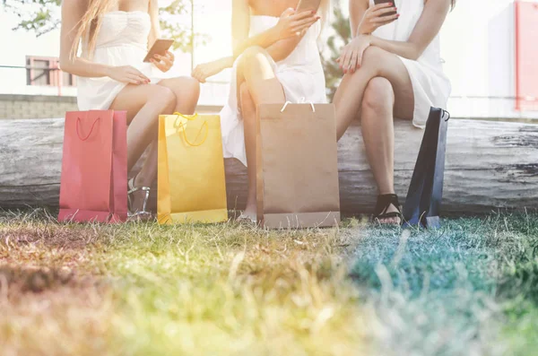 Renkli alışveriş torbaları kadınlarla — Stok fotoğraf