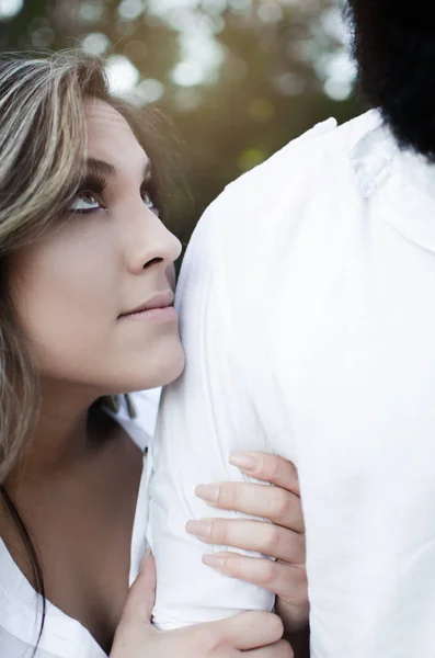 Mulher segurando braço masculino e olhando para ele — Fotografia de Stock