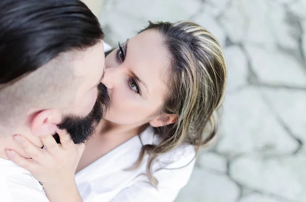 Elegante pareja joven en el parque —  Fotos de Stock