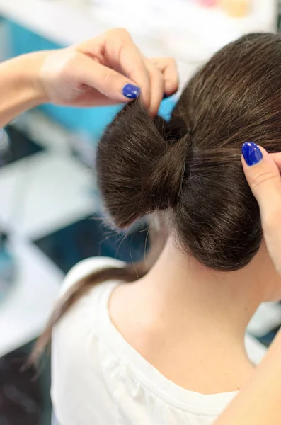 Dame dans salon de coiffure beauté — Photo