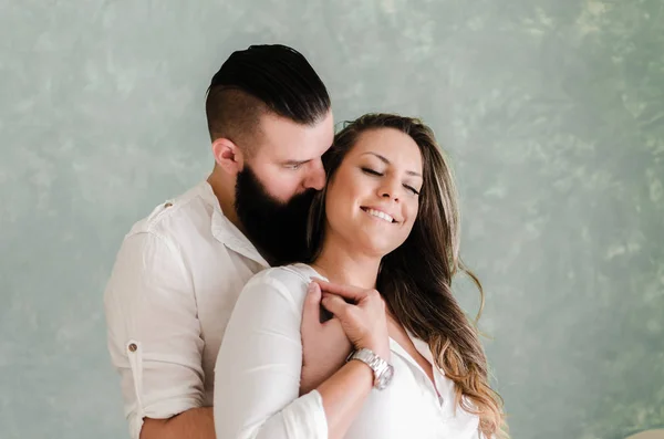 Uomo e donna che si abbracciano a casa al mattino — Foto Stock