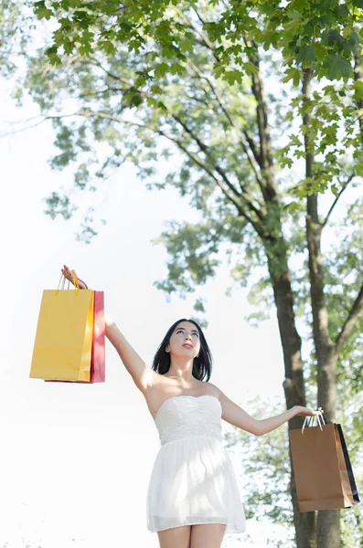 Mujer morena con bolsas de compras — Foto de Stock