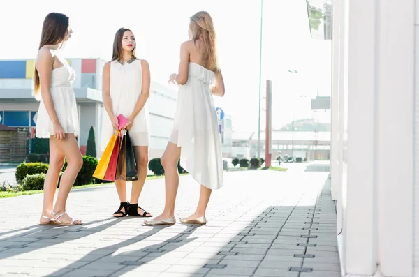 Mulheres Moda Segurando Sacos Compras Perto Grande Centro Comercial — Fotografia de Stock