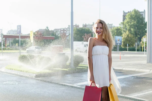 Mujer rubia con bolsas de compras — Foto de Stock