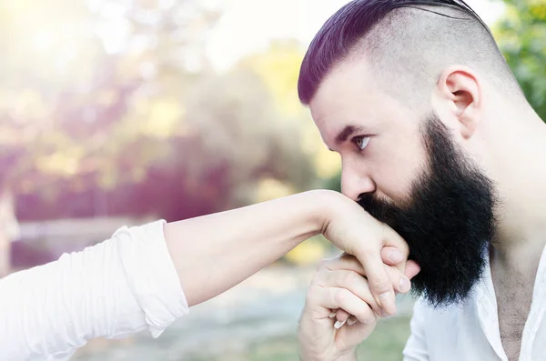 Hombre besar mujer mano — Foto de Stock