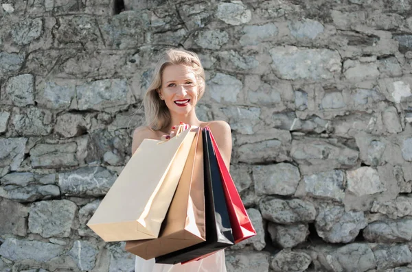 Mujer rubia con bolsas de compras — Foto de Stock