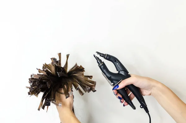 Mão Feminina Segurando Cabelo Máquina Para Extensão Com Queratina — Fotografia de Stock