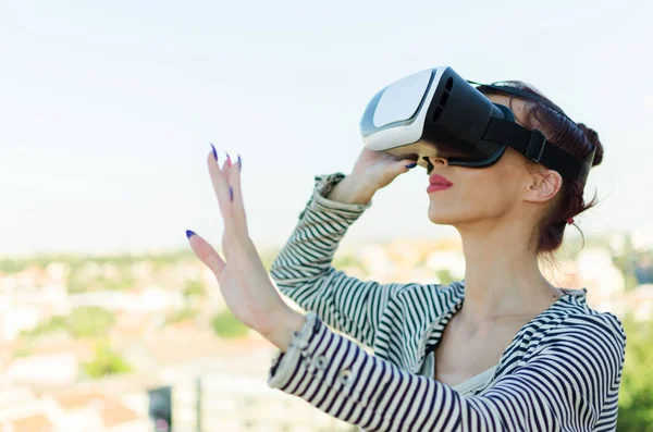 Sanal gerçeklik kulaklığı olan kadın.