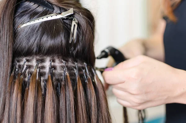 Aufwertung der Haare im Salon — Stockfoto
