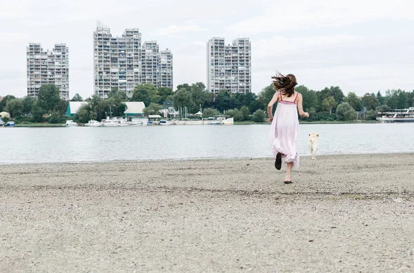 Mädchen und Hund in der Natur — Stockfoto
