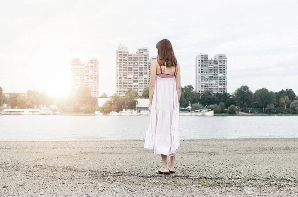 Sole guardando adolescente — Foto Stock