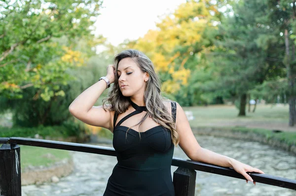 Belleza obesidad mujer joven posando al aire libre —  Fotos de Stock