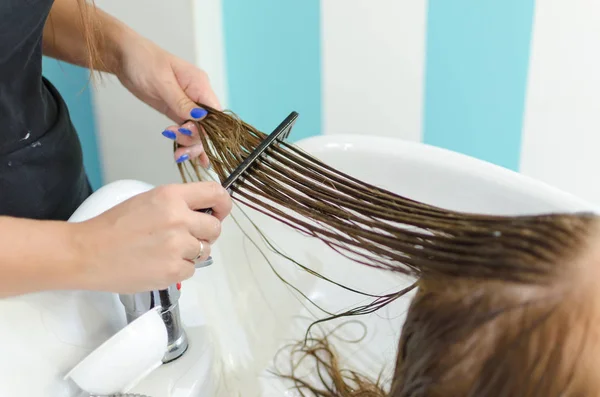 Peluquería Peinado Húmedo Cabello Femenino Dañado Salón Belleza —  Fotos de Stock