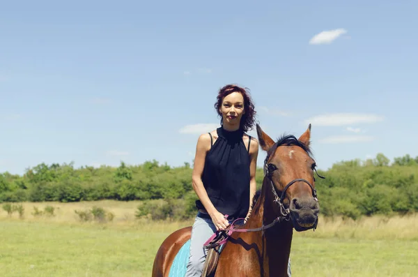 Woman riding horse — Stock Photo, Image