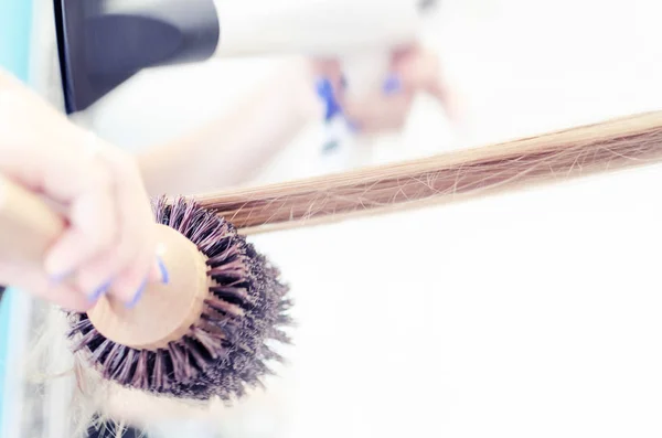 Cabeleireiro secagem cabelo — Fotografia de Stock