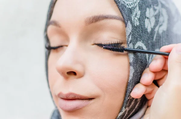 Arab female combing eyelashes extension — Stock Photo, Image
