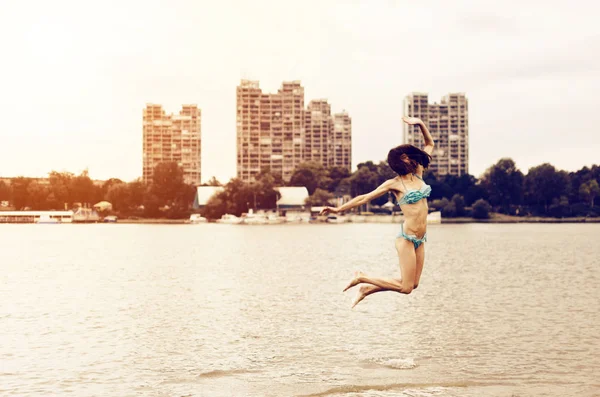 Bonita hembra volando en la naturaleza — Foto de Stock