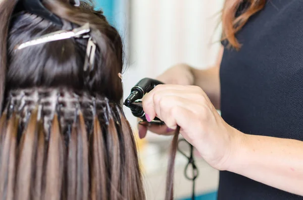 Peluquería trabaja en el salón —  Fotos de Stock