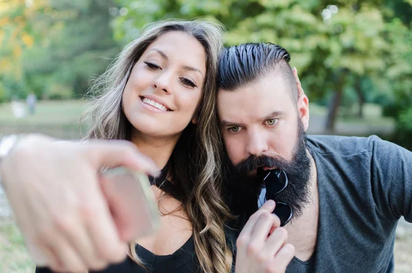 Beau couple faisant selfie — Photo
