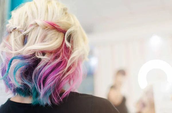 Visão traseira do cabelo do arco-íris — Fotografia de Stock