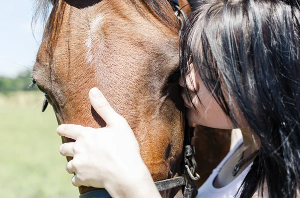 Woman kissing horse — Stock Photo, Image