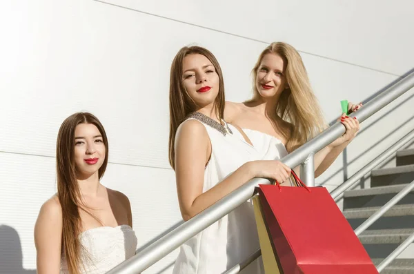 Mujeres jóvenes con bolsas de compras — Foto de Stock