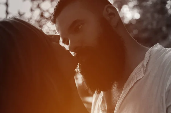 Elegante jovem casal no parque — Fotografia de Stock