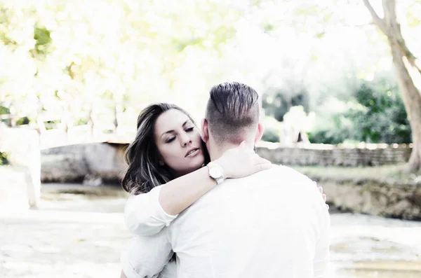 Amor abrazo de hombre y mujer —  Fotos de Stock