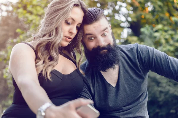 Moderna pareja atractiva haciendo selfie —  Fotos de Stock