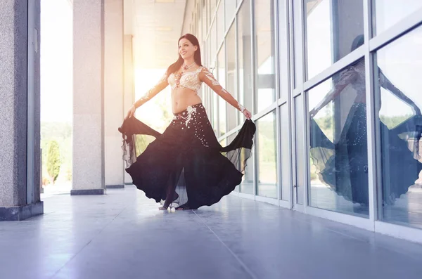 Mujer feliz mostrando habilidades danza del vientre — Foto de Stock