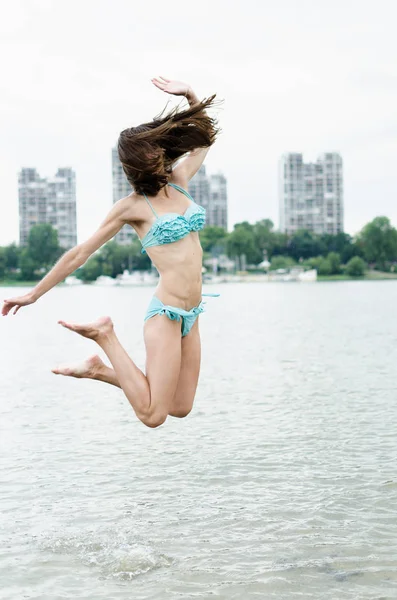 Springende Frau am Strand — Stockfoto