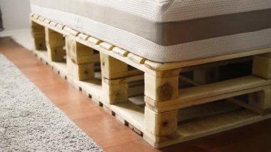 ahşap yatak odasında gri halı ile yakın çekim.