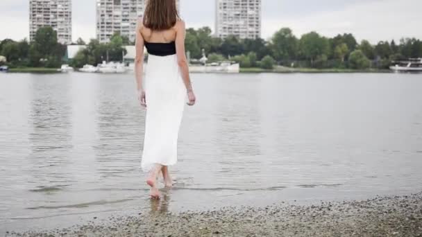 Gros Plan Jeune Femelle Robe Blanche Sur Côte Mer — Video