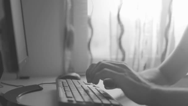 Крупним Планом Жіночі Руки Допомогою Клавіатури Кімнаті Чорно Білий — стокове відео