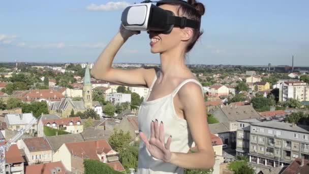 Närbild Ung Kvinna Vit Klänning Med Virtuell Verklighet Headset Byggnadens — Stockvideo