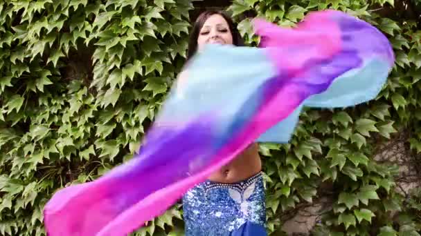 Close Jovem Dançarina Ventre Vestido Azul Dança Fundo Folhas Verdes — Vídeo de Stock