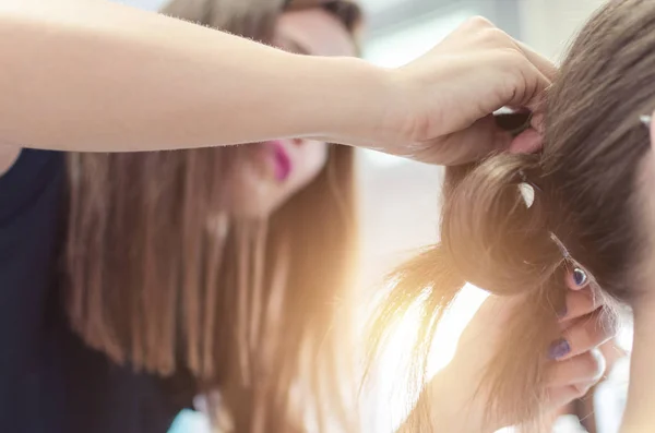 Primer Plano Peluquería Hace Peinado Para Las Mujeres Jóvenes —  Fotos de Stock